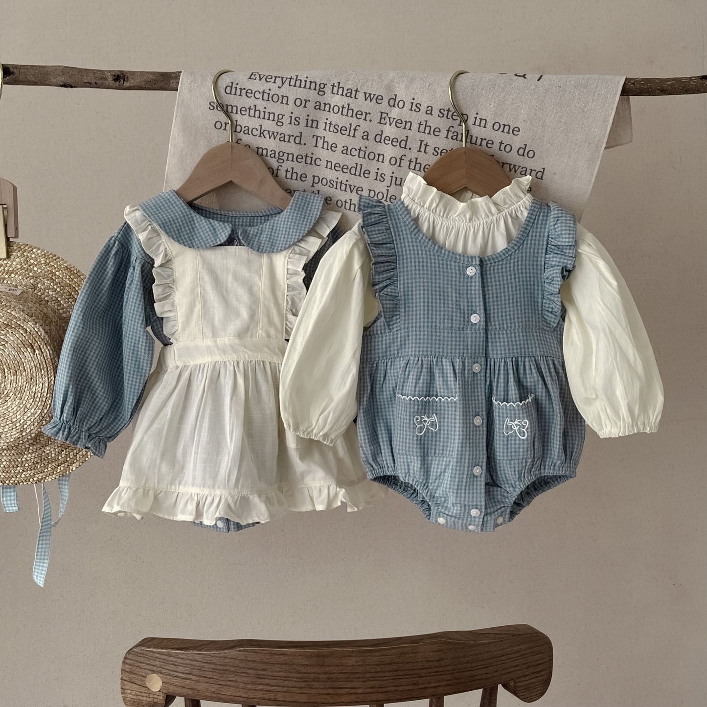 Infant Single-breasted Long Sleeve Small Plaid Romper Sling Small Overskirt
Mameluco a cuadros pequeño de manga larga con un solo pecho para bebé, sobrefalda pequeña